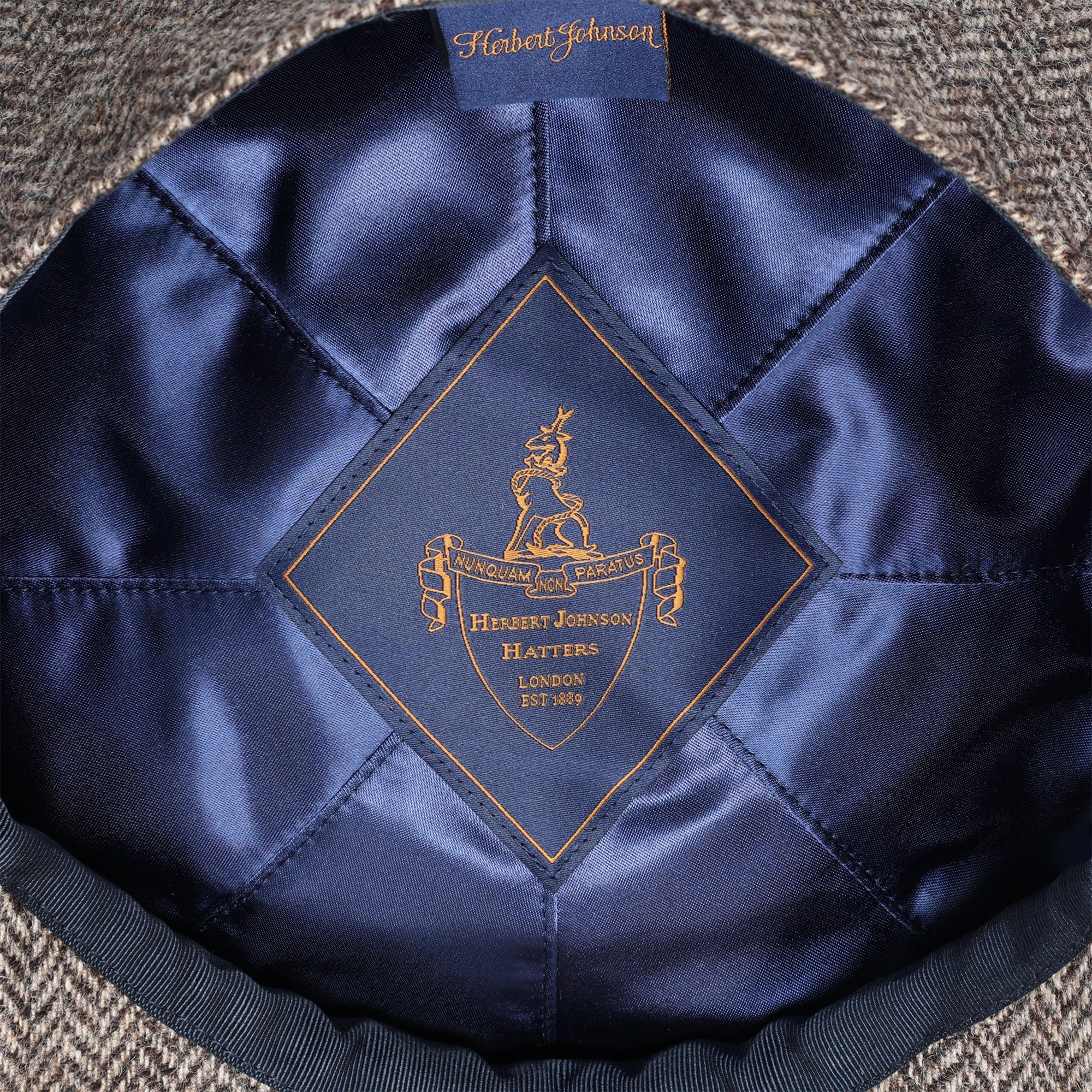 ベイカーボーイ - ダークグレーヘリンボーン - スウェイングループ株式会社